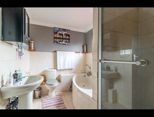 5 BEDROOM HOUSE FOR SALE IN ORMONDE